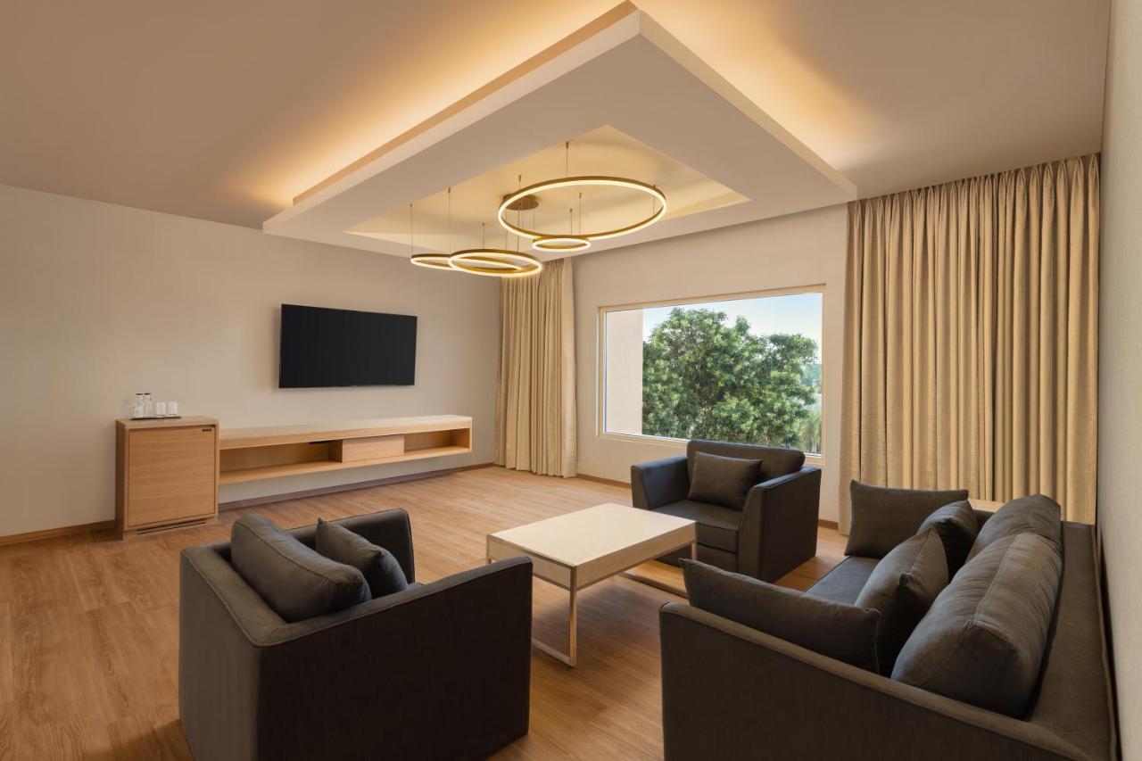 Courtyard By Marriott Tiruchirappalli Bagian luar foto