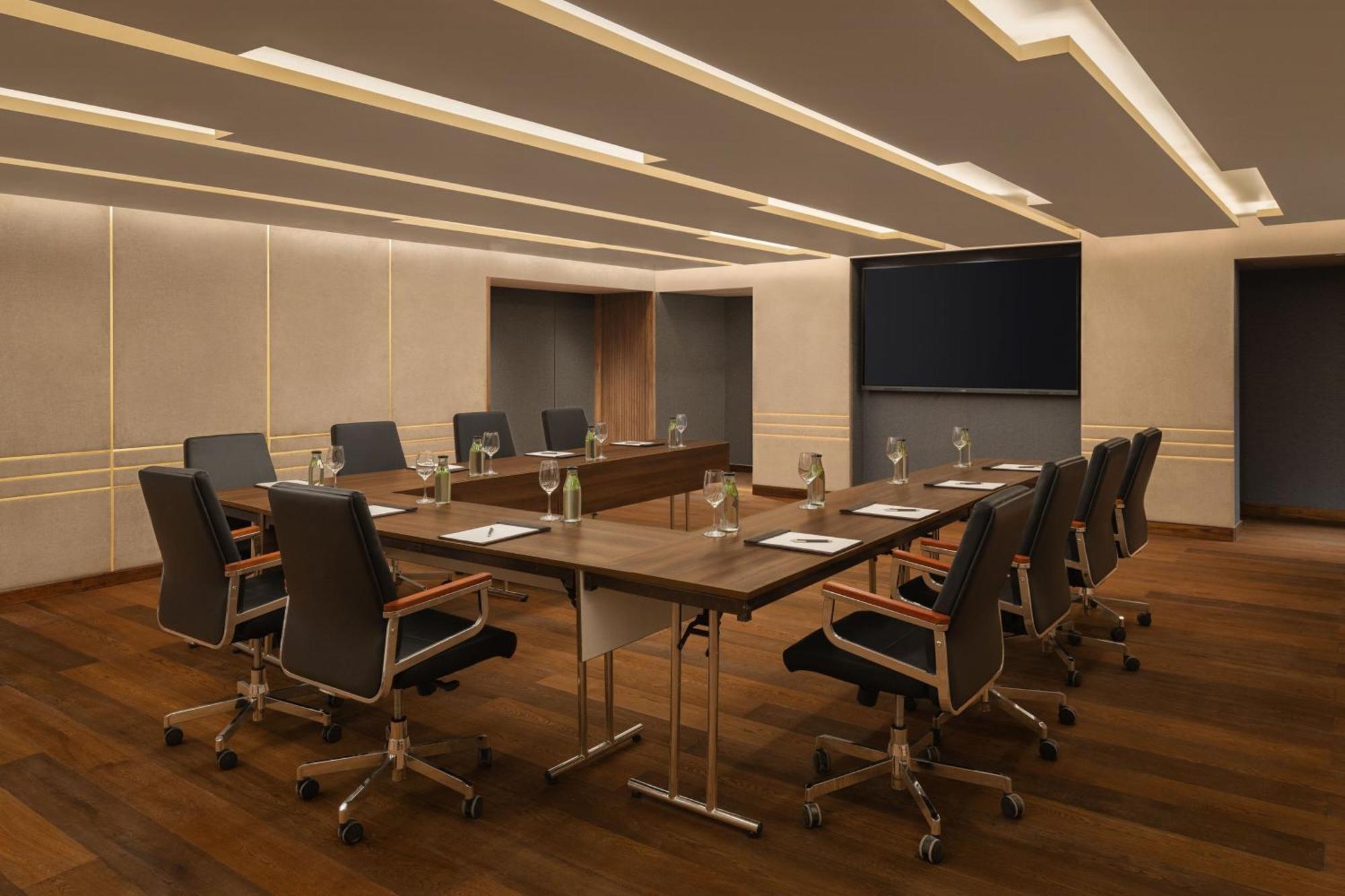 Courtyard By Marriott Tiruchirappalli Bagian luar foto