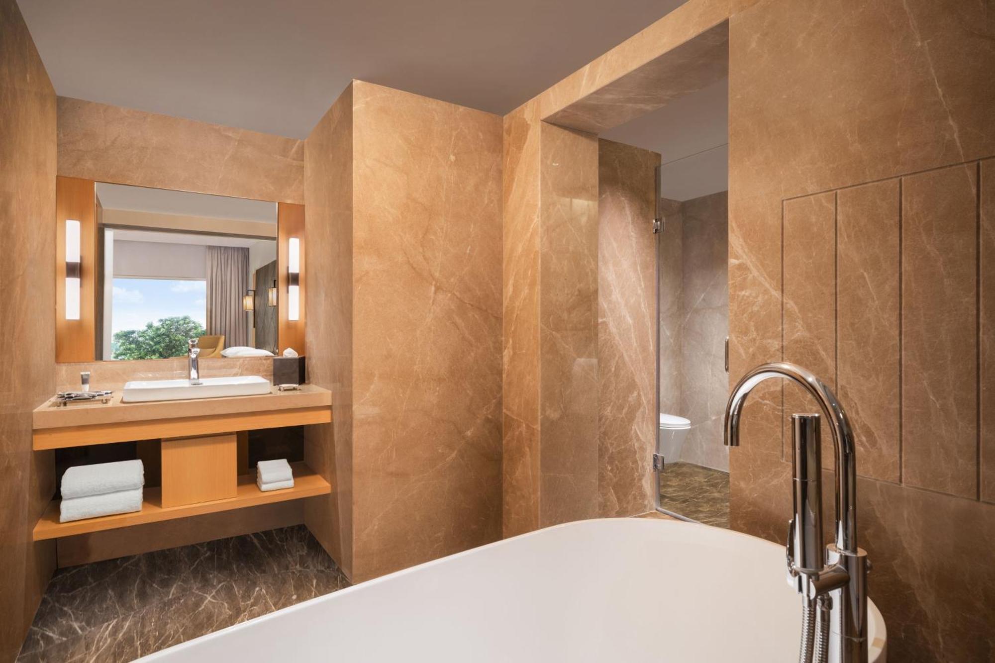 Courtyard By Marriott Tiruchirappalli Bagian luar foto