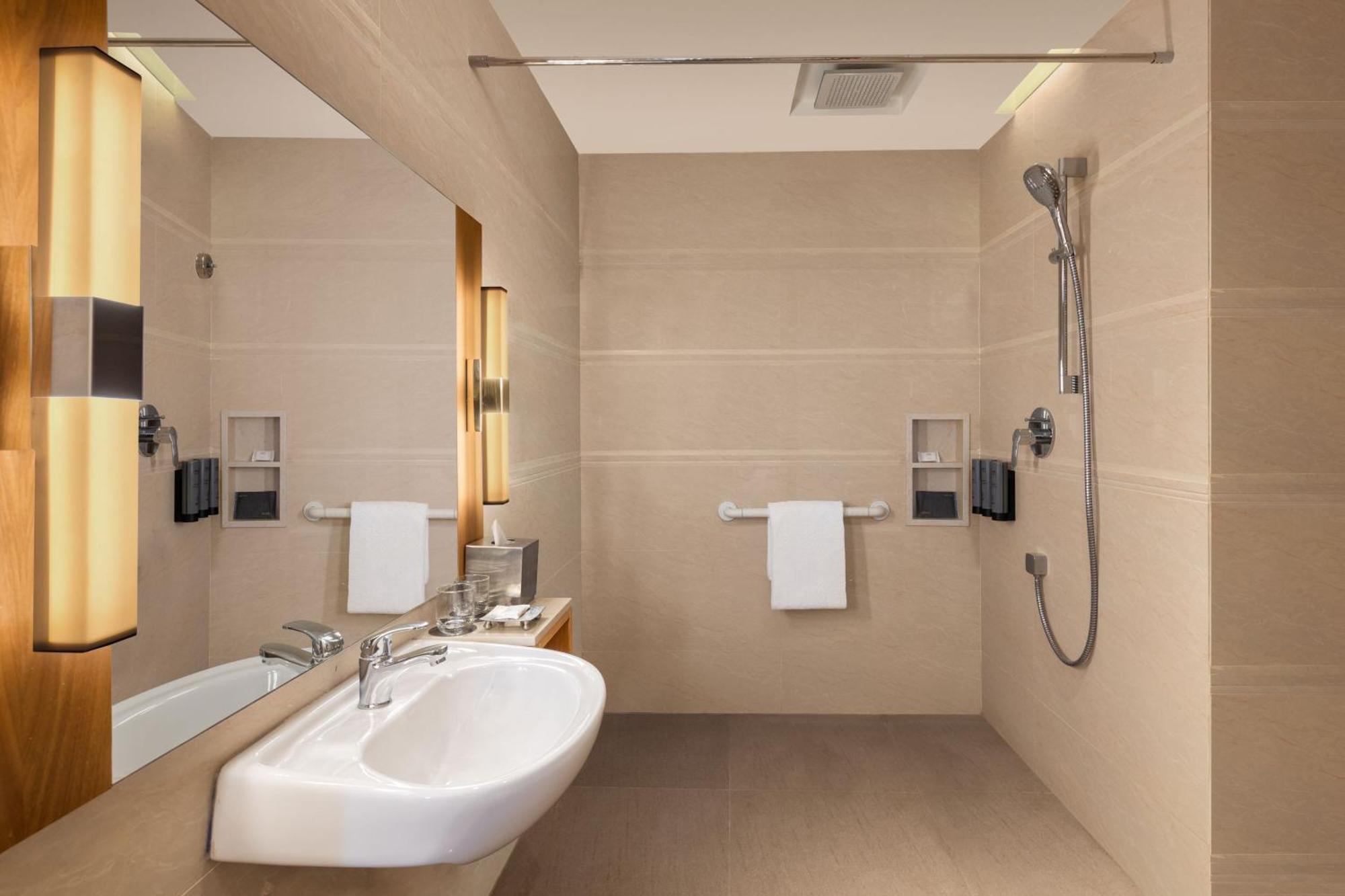 Courtyard By Marriott Tiruchirappalli Bagian luar foto