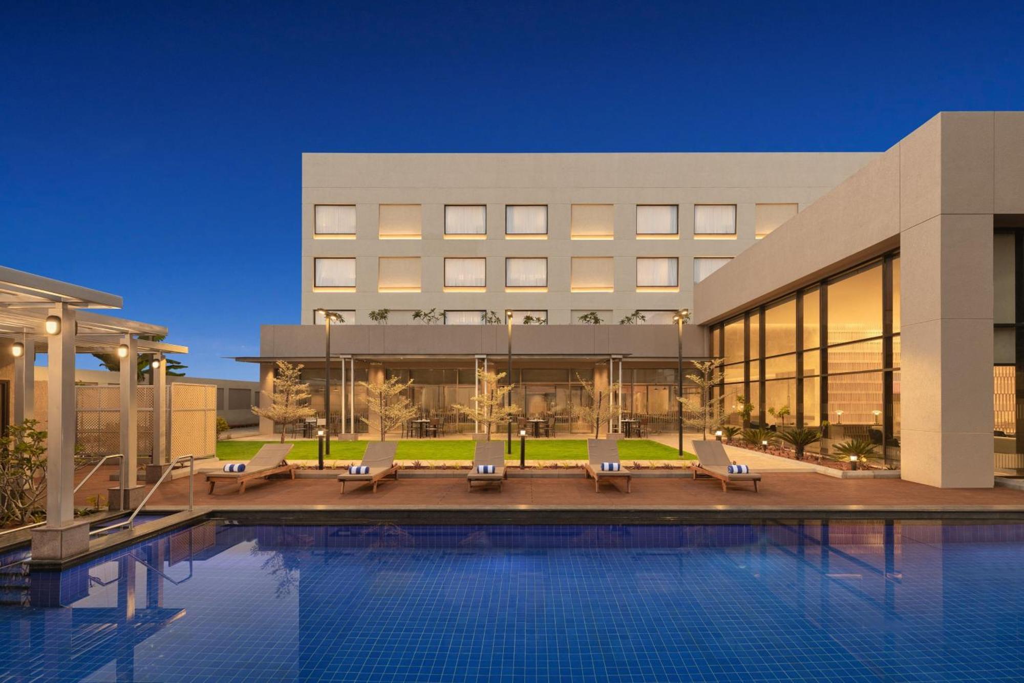 Courtyard By Marriott Tiruchirappalli Bagian luar foto