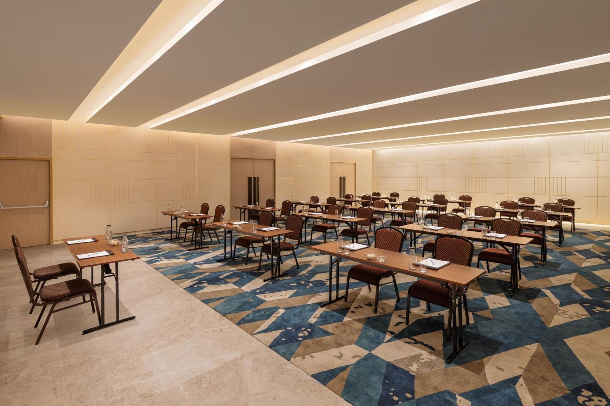 Courtyard By Marriott Tiruchirappalli Bagian luar foto