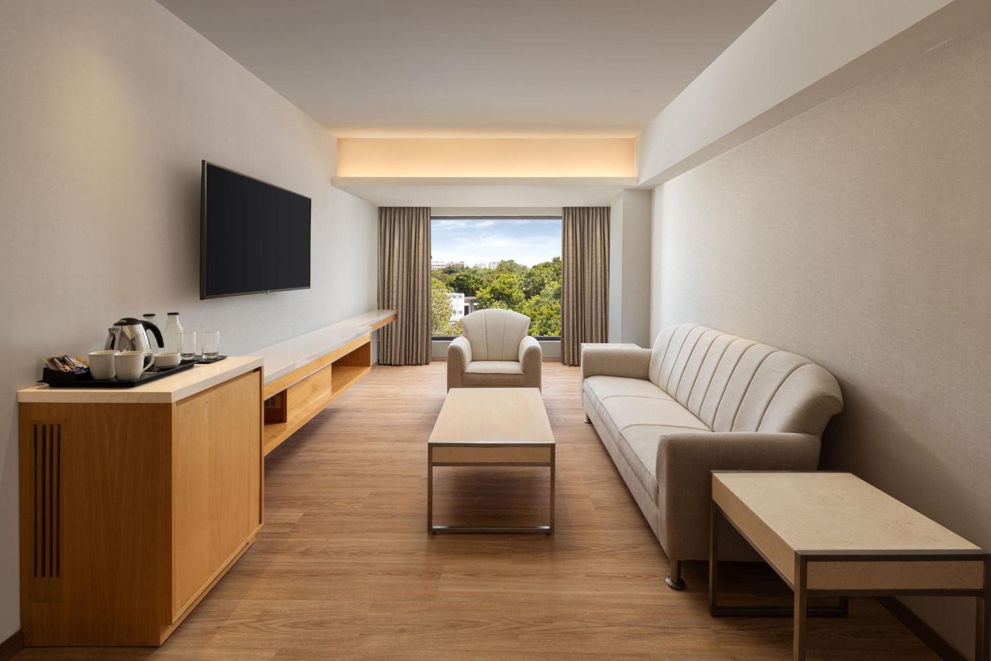 Courtyard By Marriott Tiruchirappalli Bagian luar foto